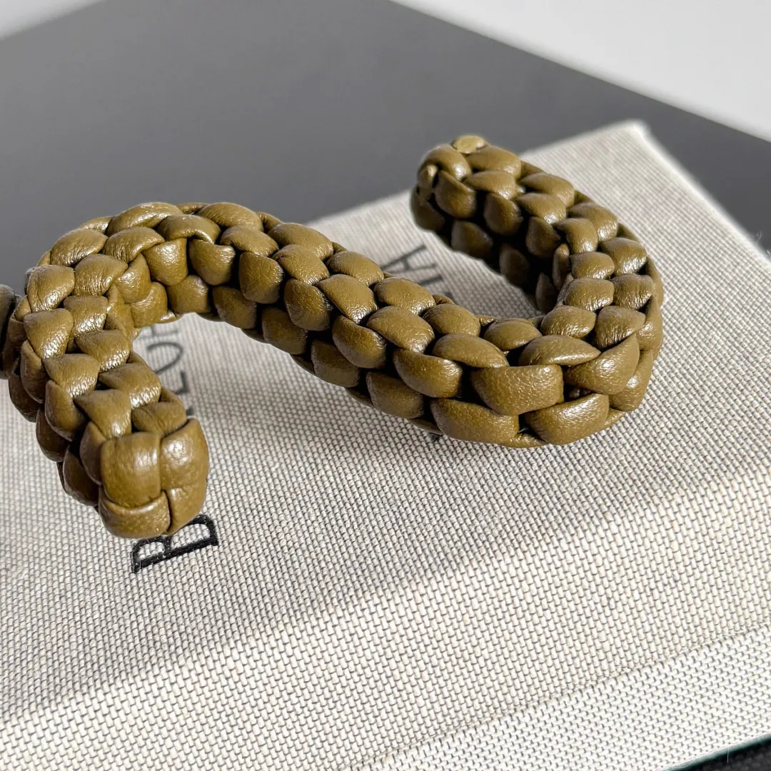 Batch 420 Let’s see what new cute little thing BV has released~ It’s this letter pendant, which is different from the puppy pendant. The weaving of this letter is more three-dimensional, and the material is very solid, and it is not easy to deform even if it is folded. Style number: S
